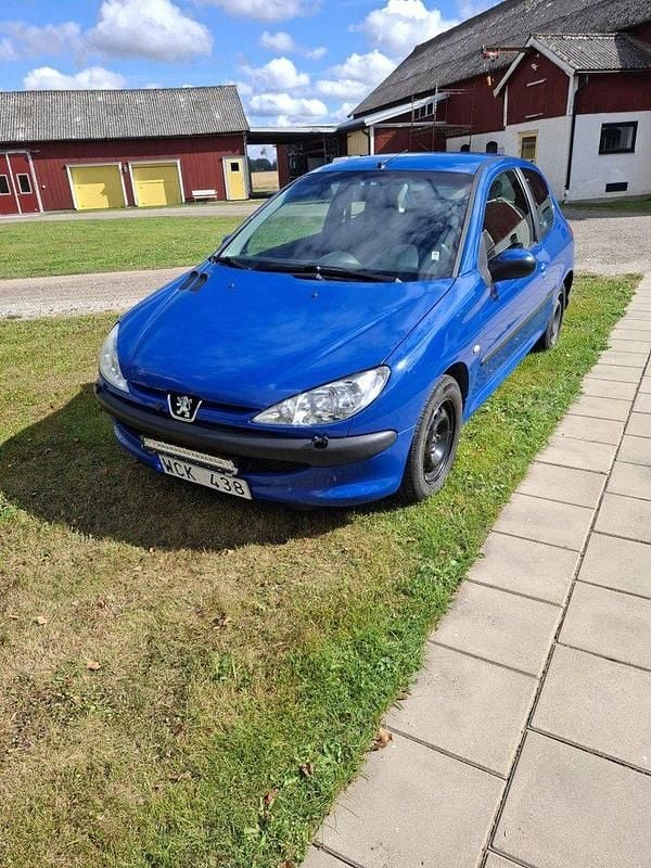 Blå Begagnad 2005 Peugeot 206 Halvkombi | 24 000 kr (Marknadspris) - Bild 1/4