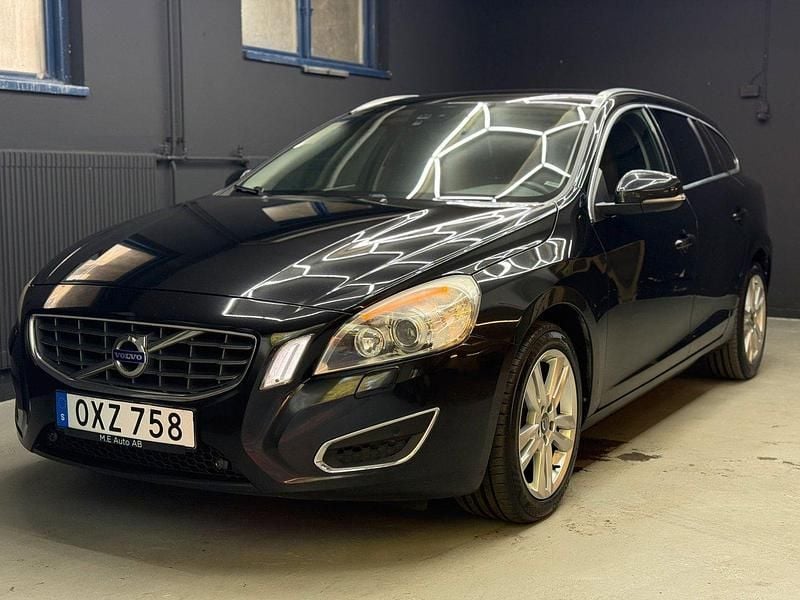 Svart Begagnad 2012 Volvo V60 Summum Kombi | 119 900 kr (Marknadspris) - Bild 1/4