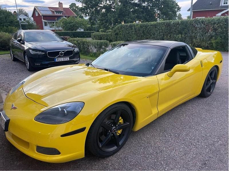 Gul Begagnad 2005 Chevrolet Corvette LS Sportkupé | 239 000 kr (Marknadspris) - Bild 1/4