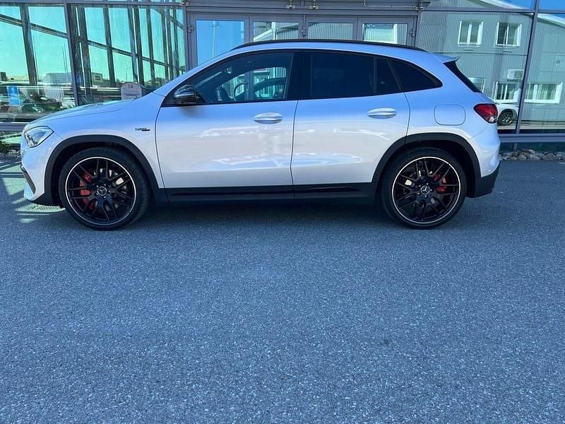 Silver (silver svarta detaljer) Begagnad 2023 Mercedes GLA45 AMG AMG SUV | 755 000 kr - Bild 1/4