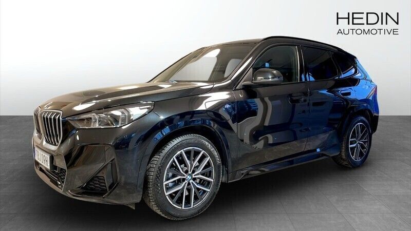 Svart (black) Begagnad 2024 BMW X1 M Sport SUV | 567 700 kr (Lite dyr) - Bild 1/4