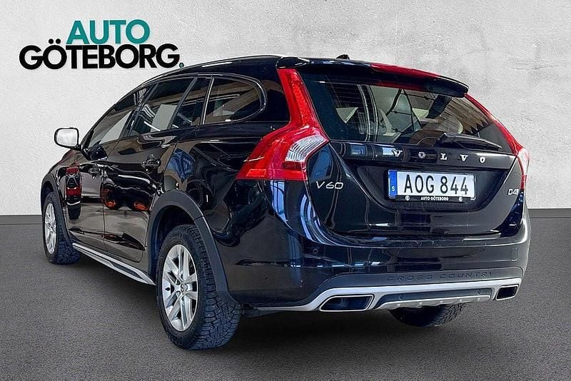Begagnad Volvo V60 CC Momentum 190 HK (139 kW) 2018 Svart Kombi