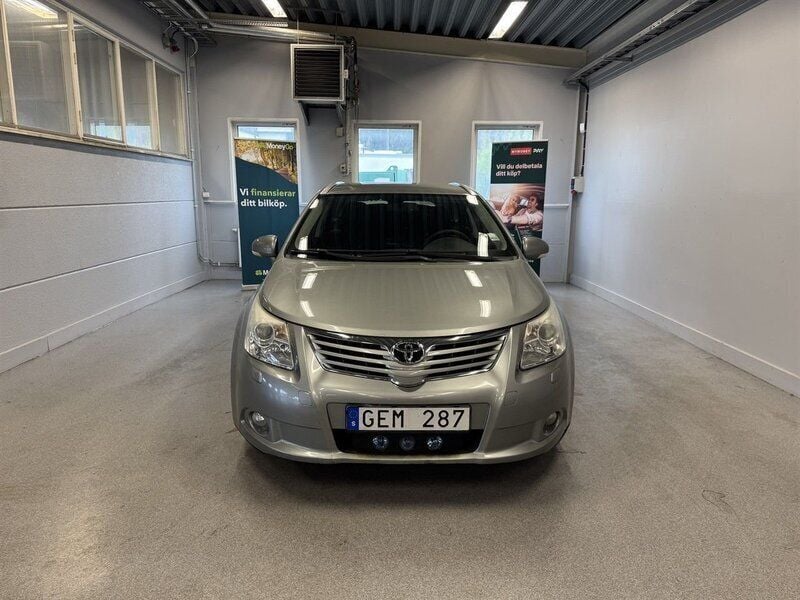 Ljusgrå (grå) Begagnad 2010 Toyota Avensis Business Edition Kombi | 64 900 kr (Marknadspris) - Bild 1/4