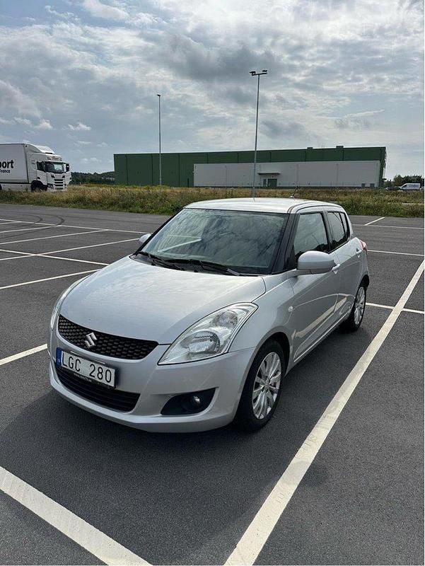 Grå Begagnad 2011 Suzuki Swift Halvkombi | 45 000 kr (Marknadspris) - Bild 1/4