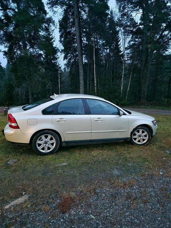 Grön Begagnad 2004 Volvo S40 Sedan | 15 000 kr (Superpris) - Bild 1/4