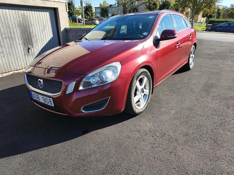 Röd Begagnad 2012 Volvo V60 Momentum Kombi | 69 000 kr (Marknadspris) - Bild 1/4