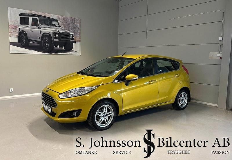 Gul Begagnad 2014 Ford Fiesta Titanium Halvkombi | 69 900 kr (Marknadspris) - Bild 1/4