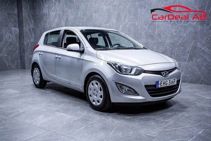 Silver Begagnad 2014 Hyundai i20 Premium Halvkombi | 63 800 kr (Marknadspris) - Bild 1/4