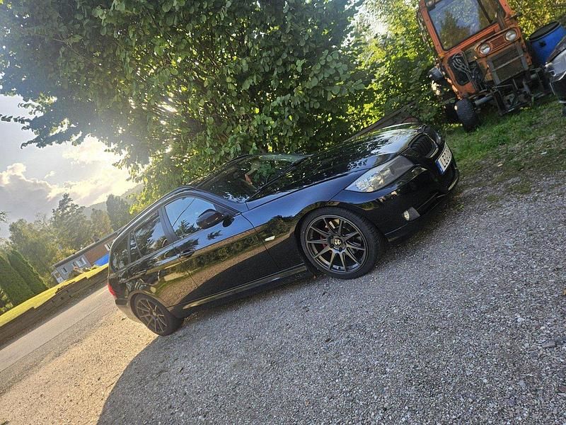 Svart Begagnad 2011 BMW 320 Kombi | 70 000 kr (Marknadspris) - Bild 1/4
