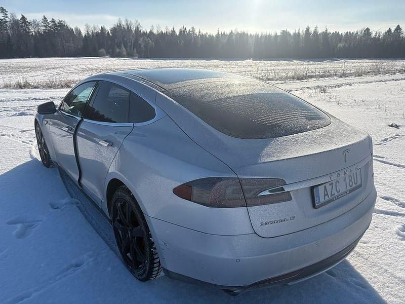 Begagnad Tesla Model S 311 kW (423 HK) 2015 Silver Halvkombi