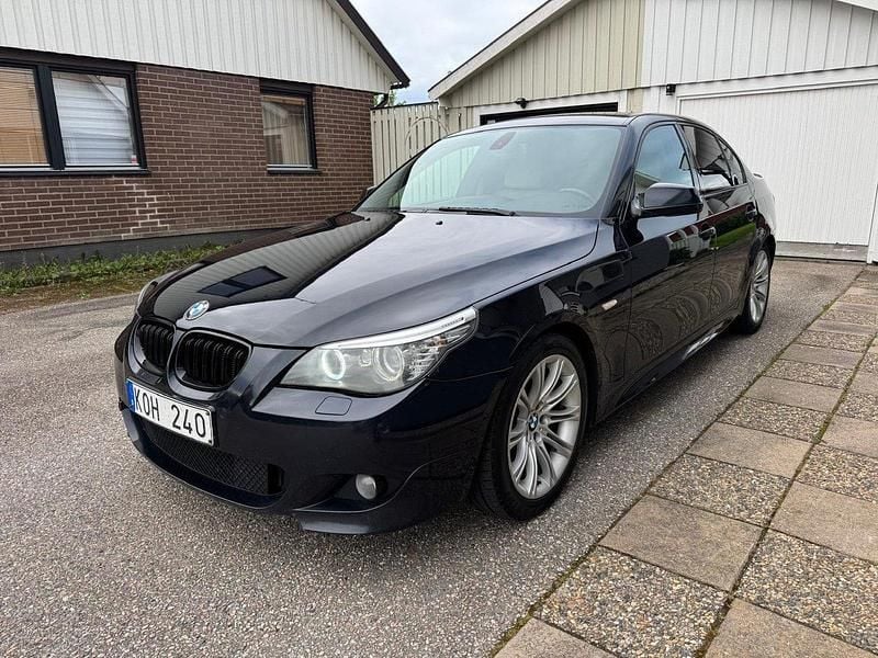 Svart Begagnad 2010 BMW 520 M Sport Sedan | 89 000 kr (Marknadspris) - Bild 1/4