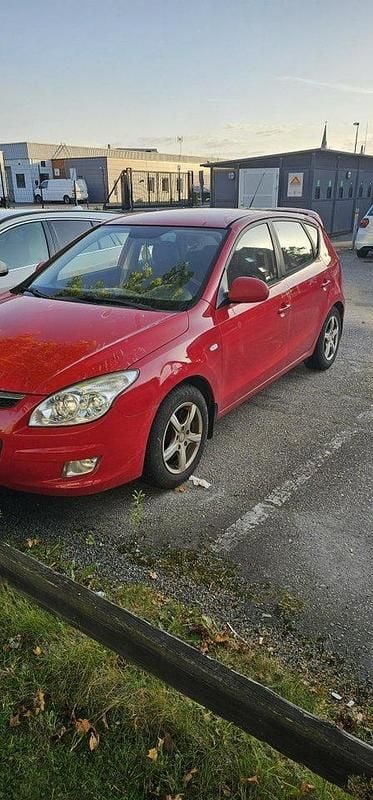 Röd Begagnad 2008 Hyundai i30 Halvkombi | 9 500 kr (Superpris) - Bild 1/3
