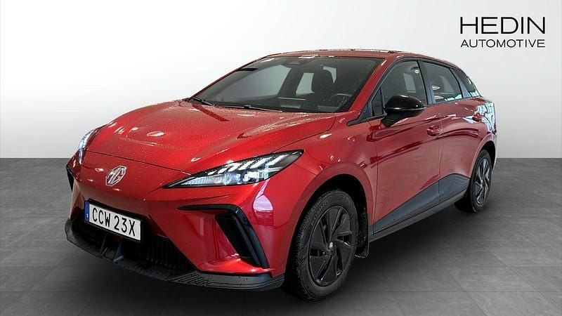 Röd (red) Begagnad 2023 MG MG4 EV Halvkombi | 259 900 kr (Marknadspris) - Bild 1/4