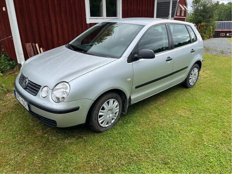 Silver Begagnad 2004 VW Polo Basis Halvkombi | 15 000 kr - Bild 1/1