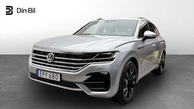 Silver (dark court green) Begagnad 2018 VW Touareg R-line SUV | 479 900 kr (Marknadspris) - Bild 1/4