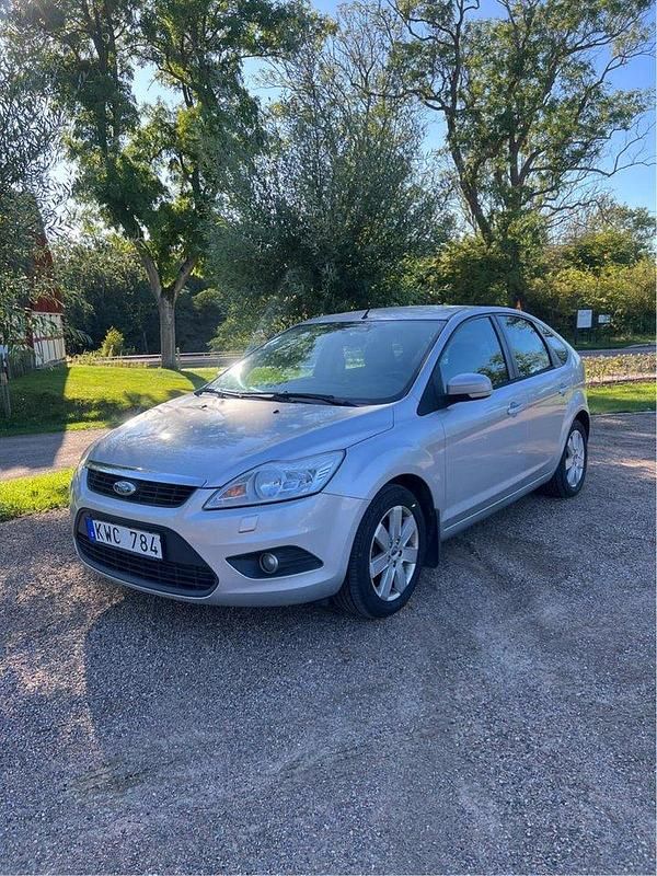 Grå Begagnad 2011 Ford Focus Platinum Halvkombi | 35 500 kr (Marknadspris) - Bild 1/4