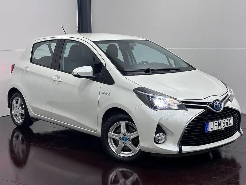 Ljusgrå Begagnad 2014 Toyota Yaris Hybrid Active Halvkombi | 144 900 kr (Marknadspris) - Bild 1/4