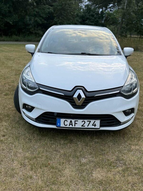 Vit Begagnad 2017 Renault Clio IV Zen Halvkombi | 99 000 kr (Marknadspris) - Bild 1/4
