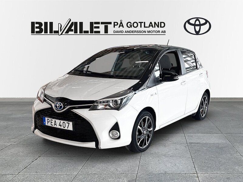 Vit Begagnad 2016 Toyota Yaris Hybrid Halvkombi | 139 000 kr (Lite dyr) - Bild 1/4