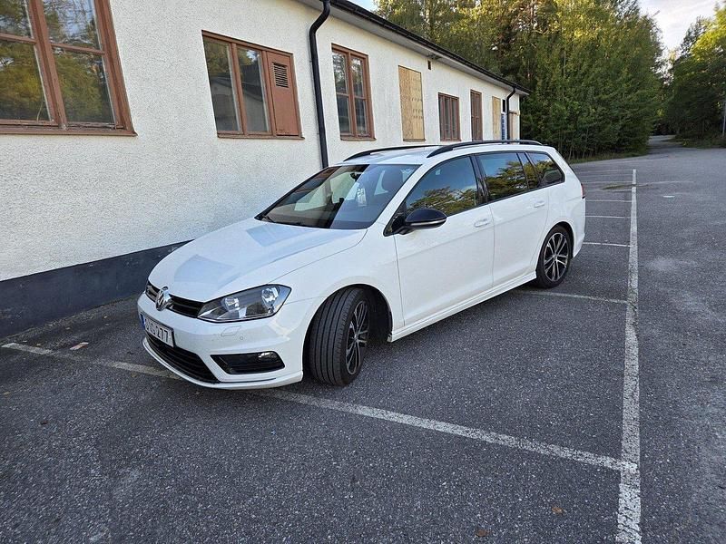 Vit Begagnad 2017 VW Golf VII Kombi | 149 000 kr (Marknadspris) - Bild 1/4