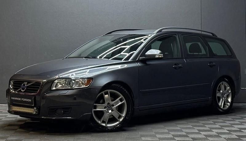 Grå Begagnad 2011 Volvo V50 Momentum Kombi | 39 900 kr (Marknadspris) - Bild 1/4