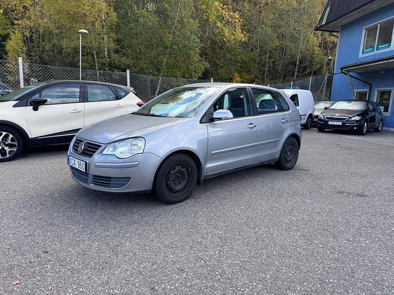 Silver Begagnad 2005 VW Polo Comfortline Halvkombi | 24 900 kr (Marknadspris) - Bild 1/4