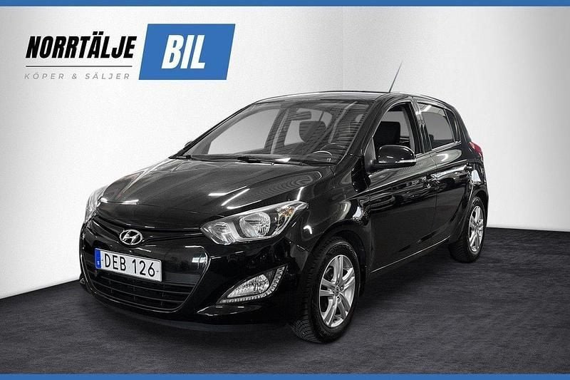 Svart Begagnad 2014 Hyundai i20 Premium Halvkombi | 76 900 kr (Marknadspris) - Bild 1/4
