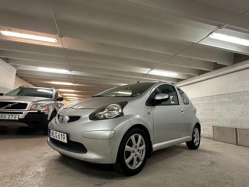 Silver Begagnad 2006 Toyota Aygo Halvkombi | 31 000 kr (Marknadspris) - Bild 1/4