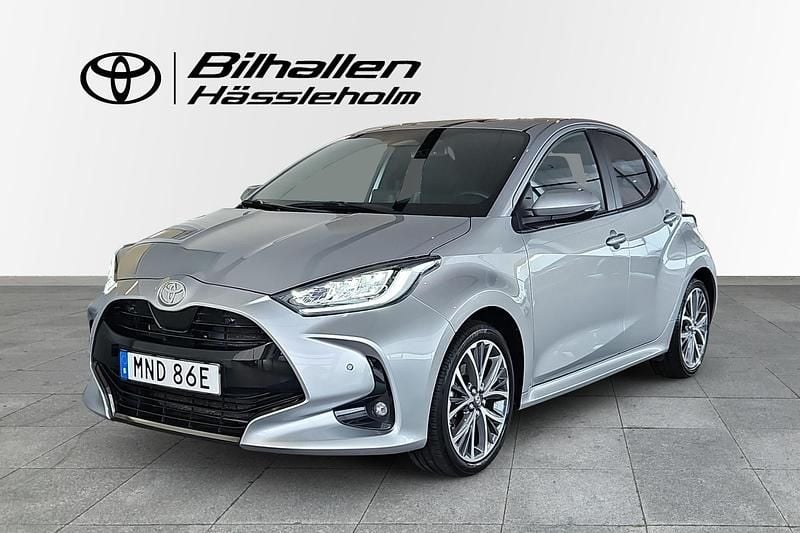 Begagnad Toyota Yaris Hybrid Style 132 HK (97 kW) 2024 Silver Halvkombi