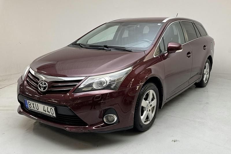 Mörkröd Begagnad 2012 Toyota Avensis Kombi | 62 000 kr (Bra pris) - Bild 1/4
