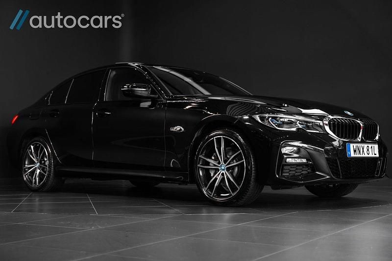Svart Begagnad 2021 BMW 330e M Sport Sedan | 425 000 kr (Dyr) - Bild 1/4