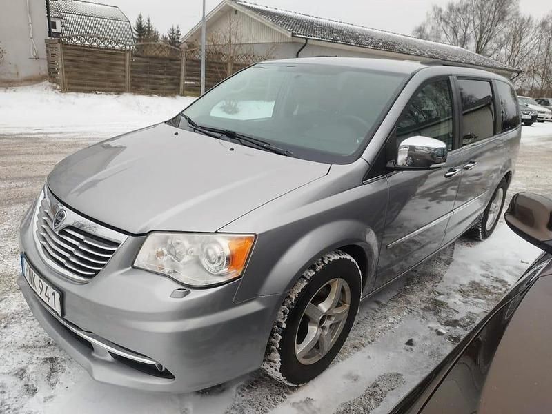 Grå Begagnad 2013 Lancia Voyager Minibuss | 89 900 kr (Marknadspris) - Bild 1/3