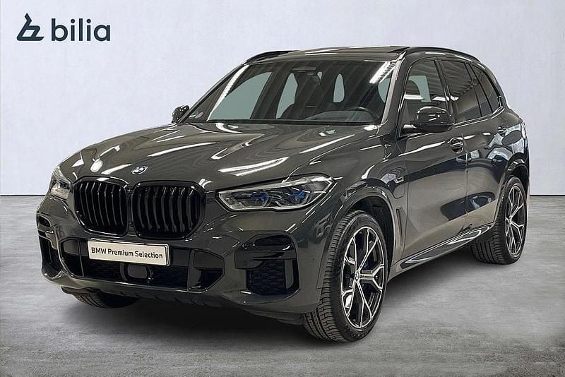 Grå Begagnad 2022 BMW X5 iPerformance SUV | 689 900 kr - Bild 1/4