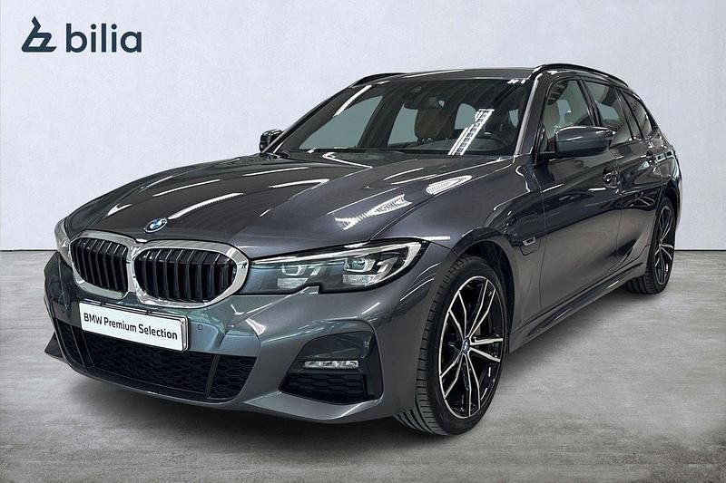 Grå (mineralgrå metallic) Begagnad 2022 BMW 330e M Sport Kombi | 384 900 kr (Lite dyr) - Bild 1/4