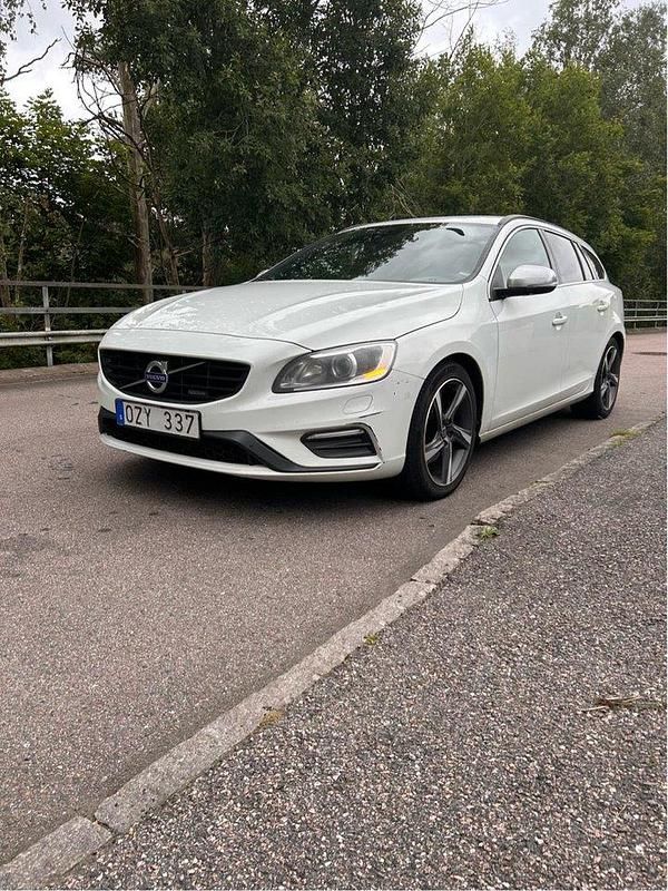 Vit Begagnad 2014 Volvo V60 R-Design Kombi | 103 000 kr (Marknadspris) - Bild 1/4