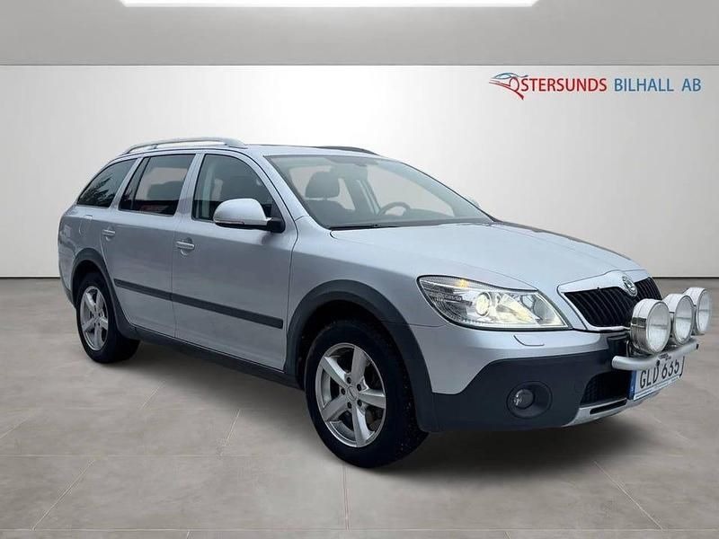 Silver Begagnad 2013 Skoda Octavia Scout Kombi | 84 900 kr (Marknadspris) - Bild 1/4