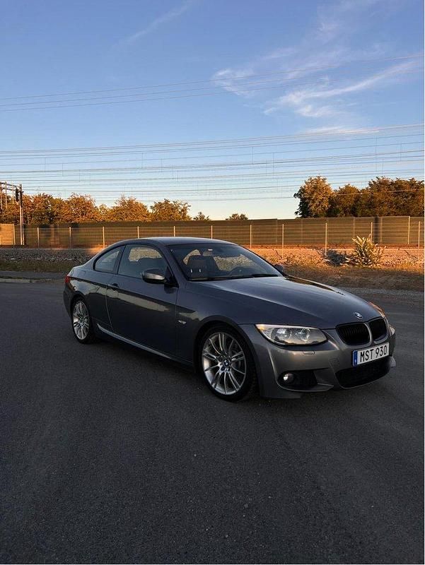 Grå Begagnad 2012 BMW 325 M Sport Sportkupé | 160 000 kr (Marknadspris) - Bild 1/4