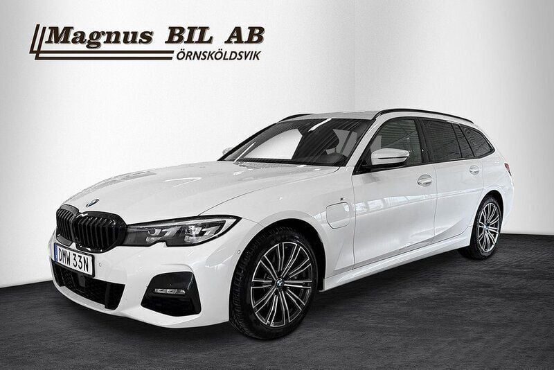 Vit Begagnad 2020 BMW 330e M Sport Kombi | 309 900 kr (Marknadspris) - Bild 1/4
