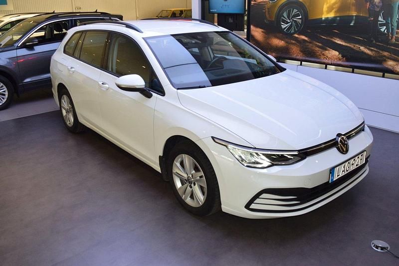 Vit Begagnad 2022 VW Golf VIII Kombi | 258 900 kr (Marknadspris) - Bild 1/4