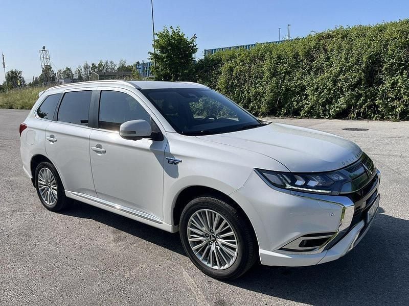 Vit Begagnad 2020 Mitsubishi Outlander P-HEV SUV | 274 900 kr (Marknadspris) - Bild 1/4