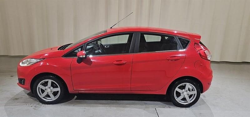 Begagnad Ford Fiesta 101 HK (74 kW) 2016 Röd Halvkombi