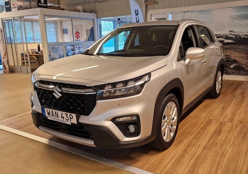 Grå Begagnad 2023 Suzuki SX4 S-Cross SUV | 264 900 kr (Marknadspris) - Bild 1/4