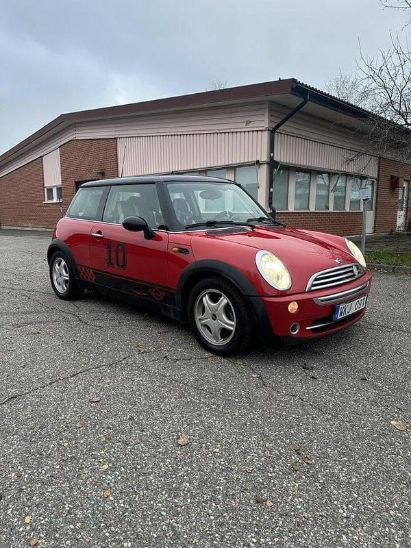 Röd Begagnad 2005 Mini Cooper Halvkombi | 28 900 kr (Superpris) - Bild 1/4