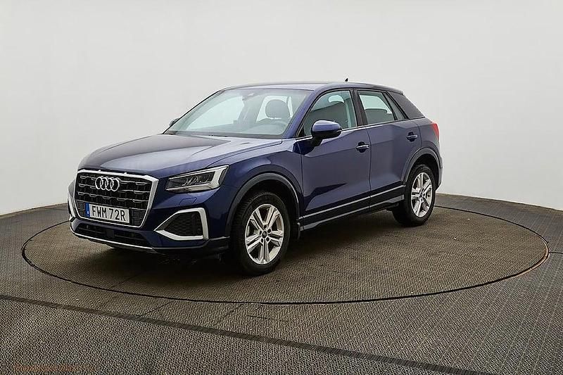 Blå Begagnad 2024 Audi Q2 Advanced SUV | 264 900 kr (Marknadspris) - Bild 1/4