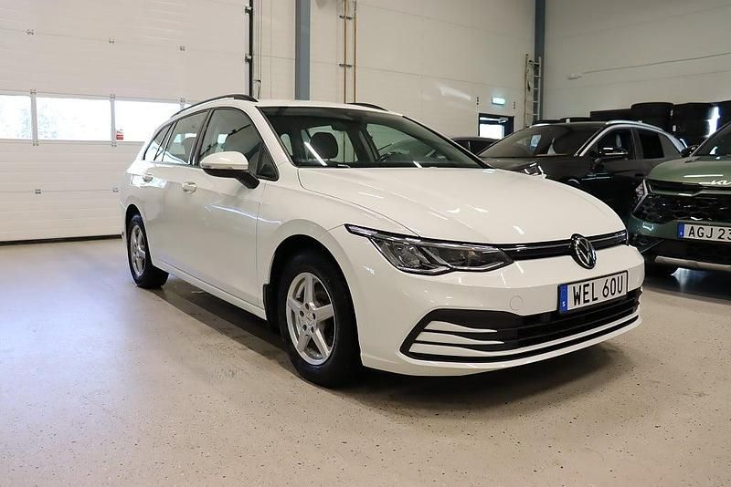 Begagnad VW Golf VIII 131 HK (96 kW) 2022 Vit Kombi