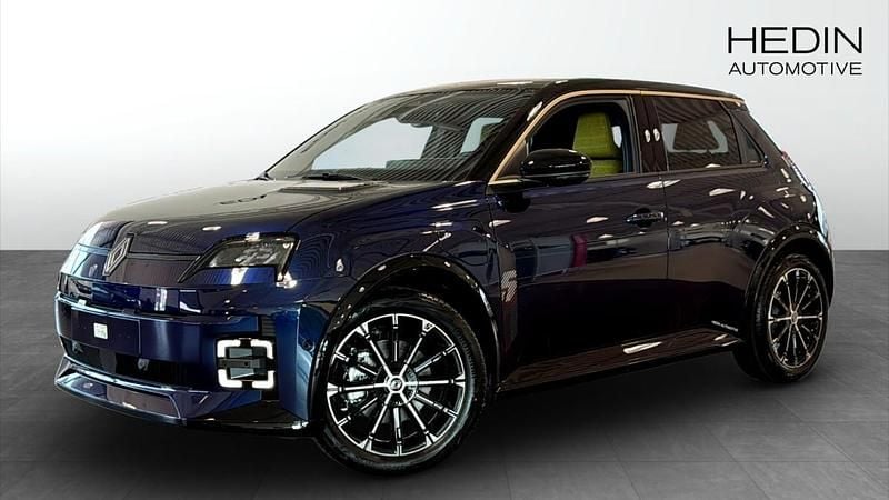 Blå (blue) Ny 2025 Renault R5 Iconic Halvkombi | 435 600 kr - Bild 1/4