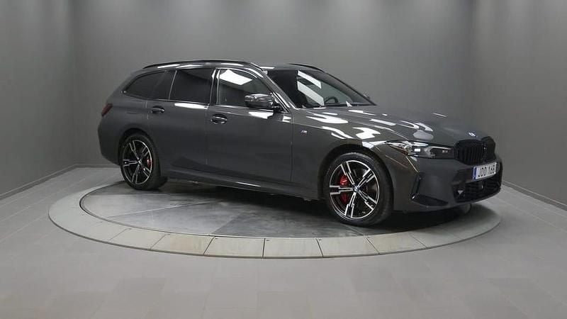 Grå Begagnad 2025 BMW 330 M Sport Kombi | 599 000 kr - Bild 1/4