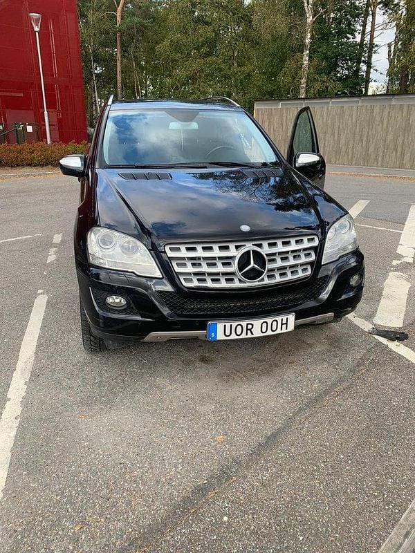Svart Begagnad 2010 Mercedes ML350 SUV | 115 000 kr (Marknadspris) - Bild 1/4