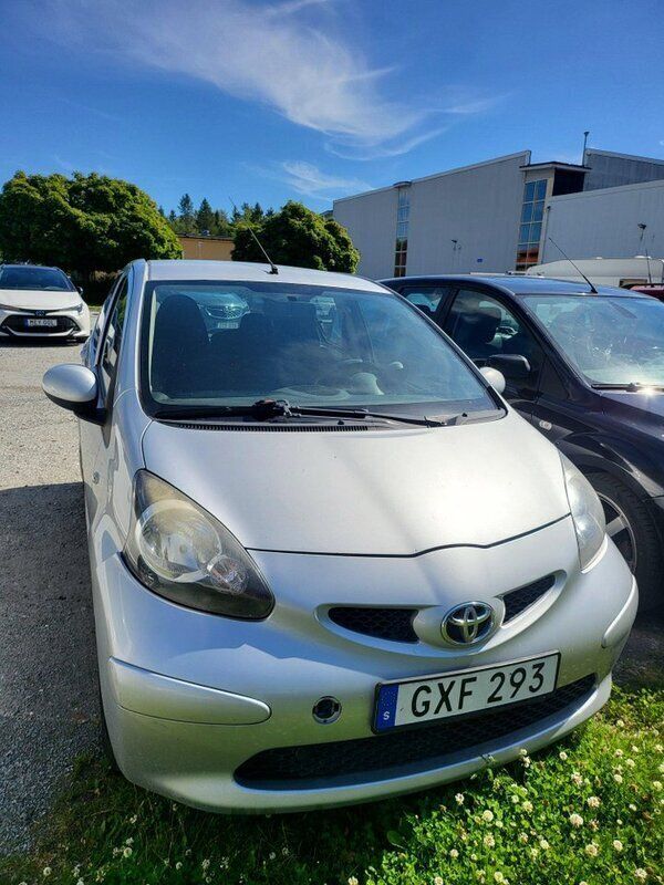 Silver Begagnad 2008 Toyota Aygo Halvkombi | 37 000 kr (Bra pris) - Bild 1/4