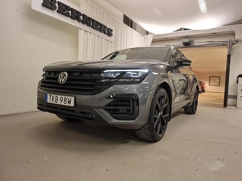 Grå Begagnad 2023 VW Touareg R SUV | 699 900 kr (Marknadspris) - Bild 1/4